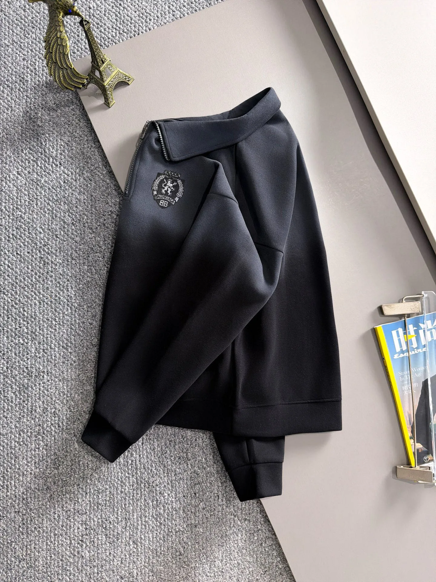 Exclusive launch in Paris of 2026 autumn and winter New Arrival sweatshirts for men and women. Many stars have the same style. Craftsmanship that cannot be replicated by ordinary small workshops. We are not afraid of any challenges in terms of materials, detail restoration and craftsmanship, just to provide you with wonderful products. Compare the top Original versions at will. No expense is spared just to make it better. Unique imported fabric feel. Purely imported German machine production. Precision operation. Thousands of needles density. Complete set of New Arrival accessories with three standards. Versatile fashionable upper body. A perfect choice for autumn and winter. A must-have item. Sizes: M-3XL (please state your height and weight when placing an order)